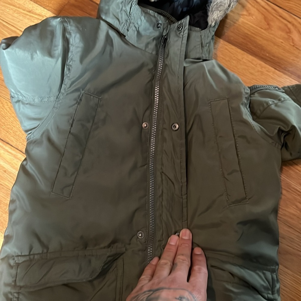 H&M military / olive green winter coat with detachable hood. Size 5-6Y - Picture 8 of 11